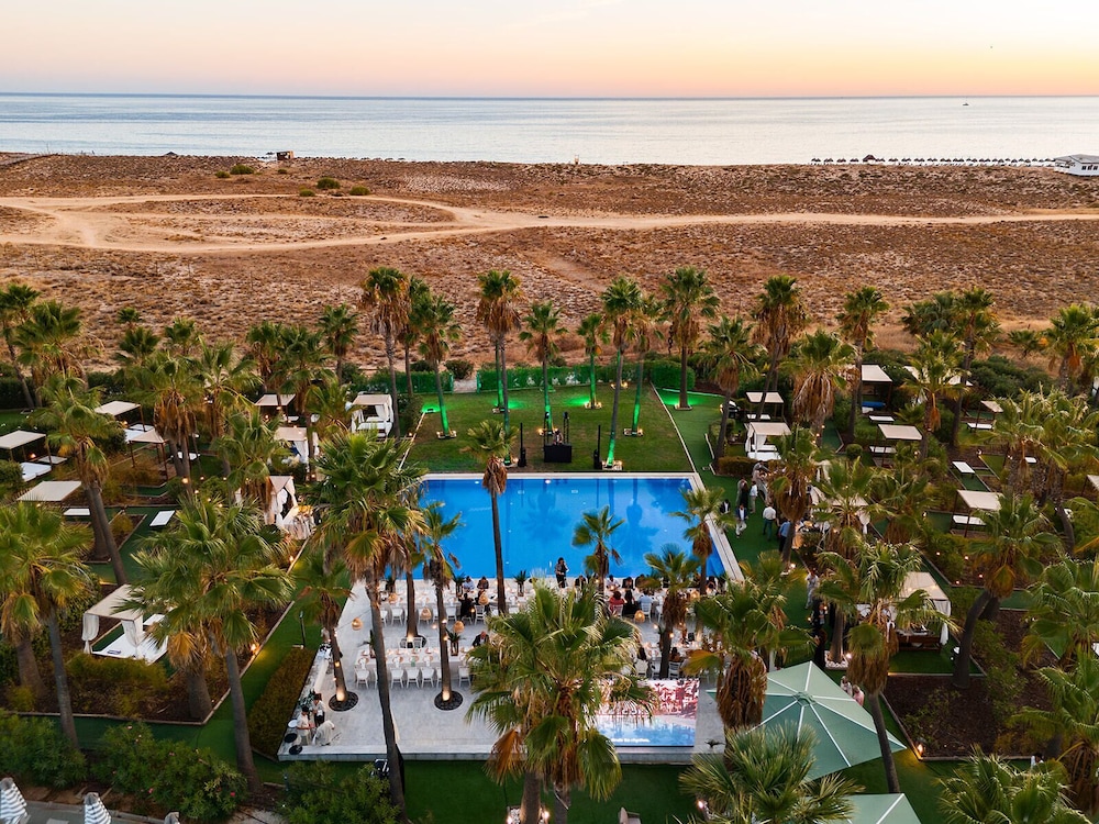 Wine & Books by the sea — Swimming pool in Albufeira, Faro