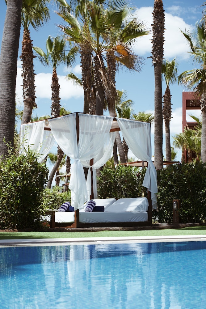 Wine & Books by the sea — Swimming pool in Albufeira, Faro