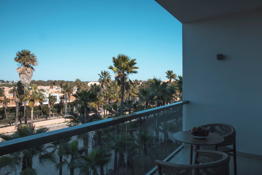 Wine & Books by the sea — Hotel rooms in Albufeira, Faro