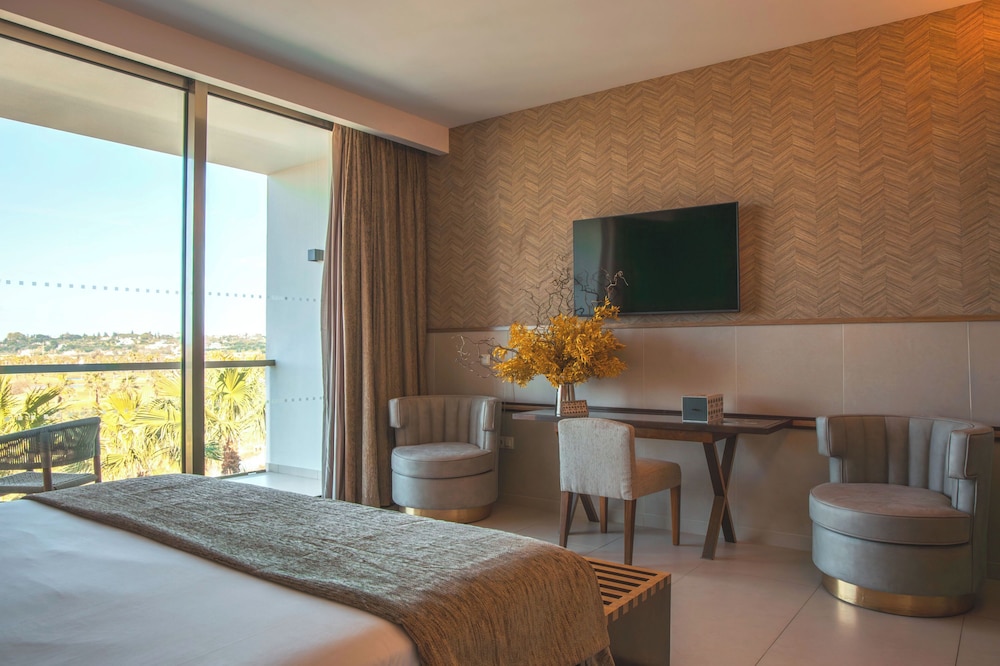 Wine & Books by the sea — Hotel rooms in Albufeira, Faro