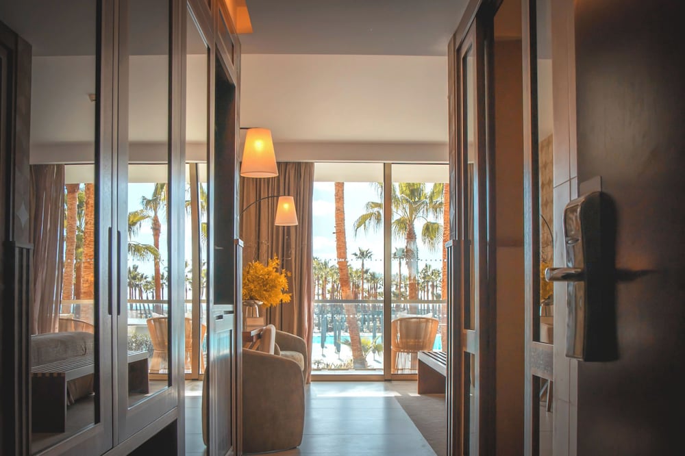 Wine & Books by the sea — Hotel rooms in Albufeira, Faro
