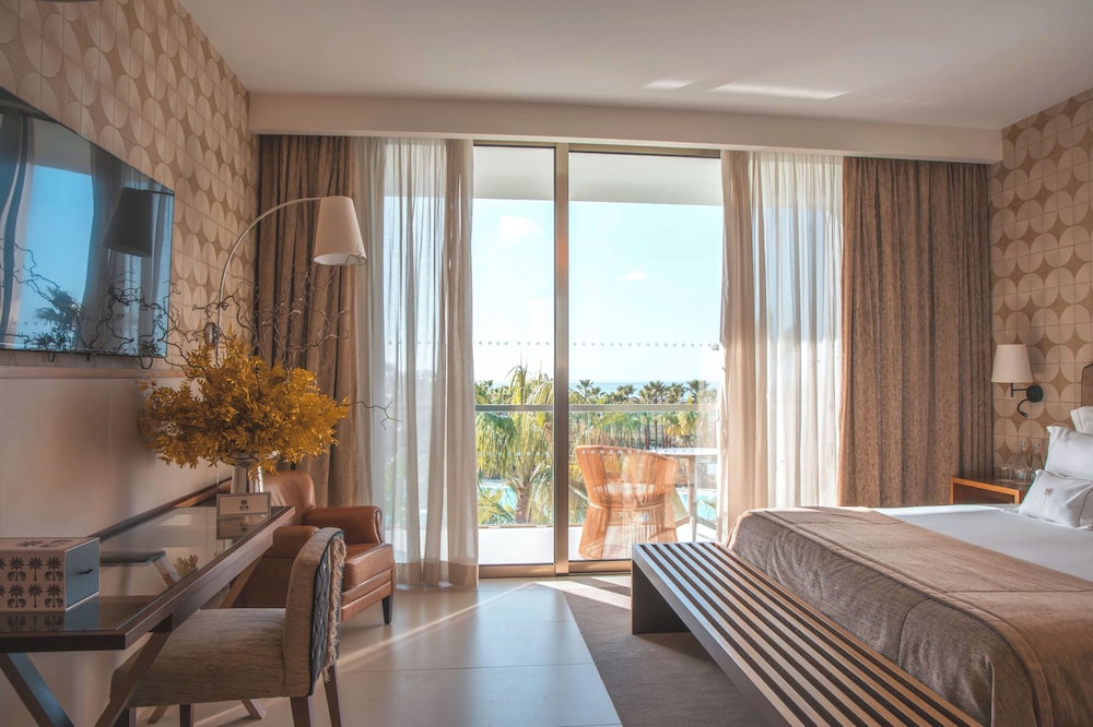 Wine & Books by the sea — Hotel rooms in Albufeira, Faro