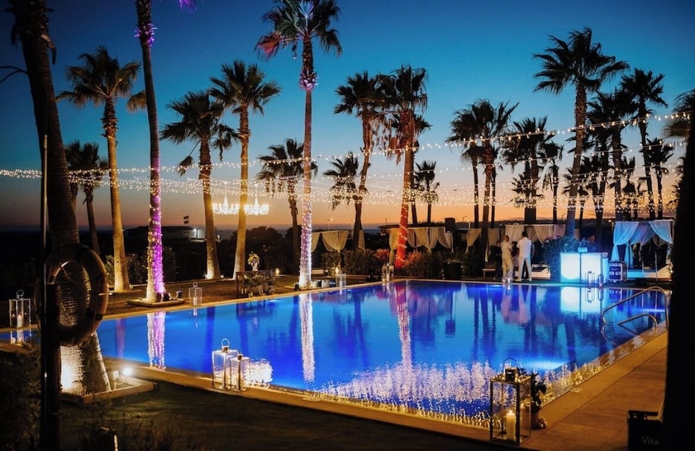 Wine & Books by the sea — Swimming pool in Albufeira, Faro