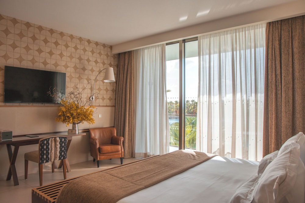 Wine & Books by the sea — Hotel rooms in Albufeira, Faro