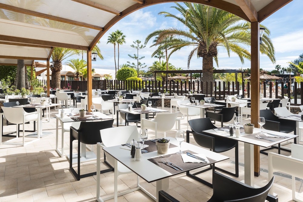 Elba Lanzarote Royal Village Resort — Restaurant & bars in Playa Blanca, Canary Islands