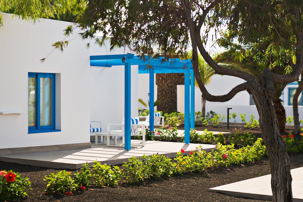 Elba Lanzarote Royal Village Resort — Hotel building in Playa Blanca, Canary Islands