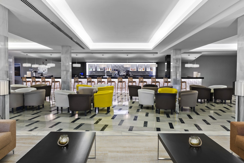 Elba Lanzarote Royal Village Resort — Restaurant & bars in Playa Blanca, Canary Islands