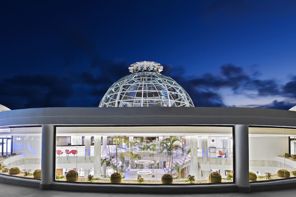 Elba Lanzarote Royal Village Resort — Hotel building in Playa Blanca, Canary Islands