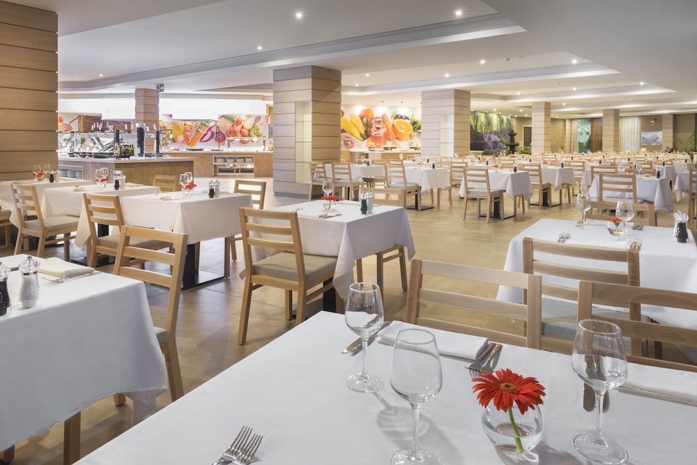 Elba Lanzarote Royal Village Resort — Restaurant & bars in Playa Blanca, Canary Islands