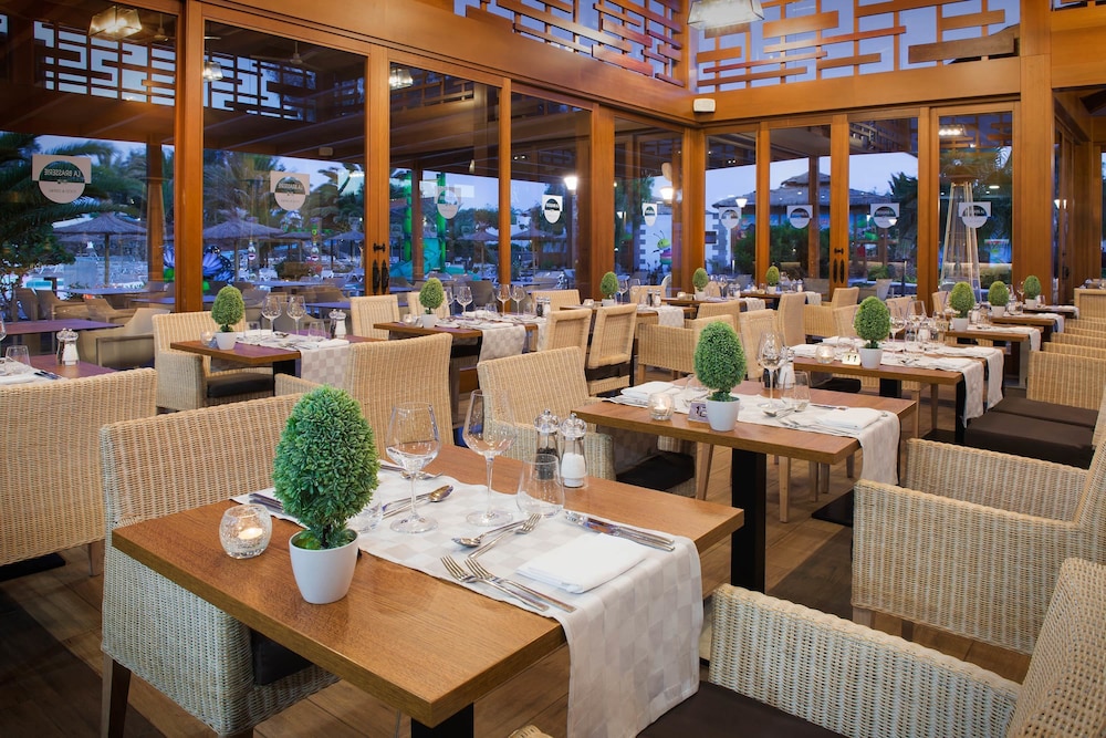 Elba Lanzarote Royal Village Resort — Restaurant & bars in Playa Blanca, Canary Islands