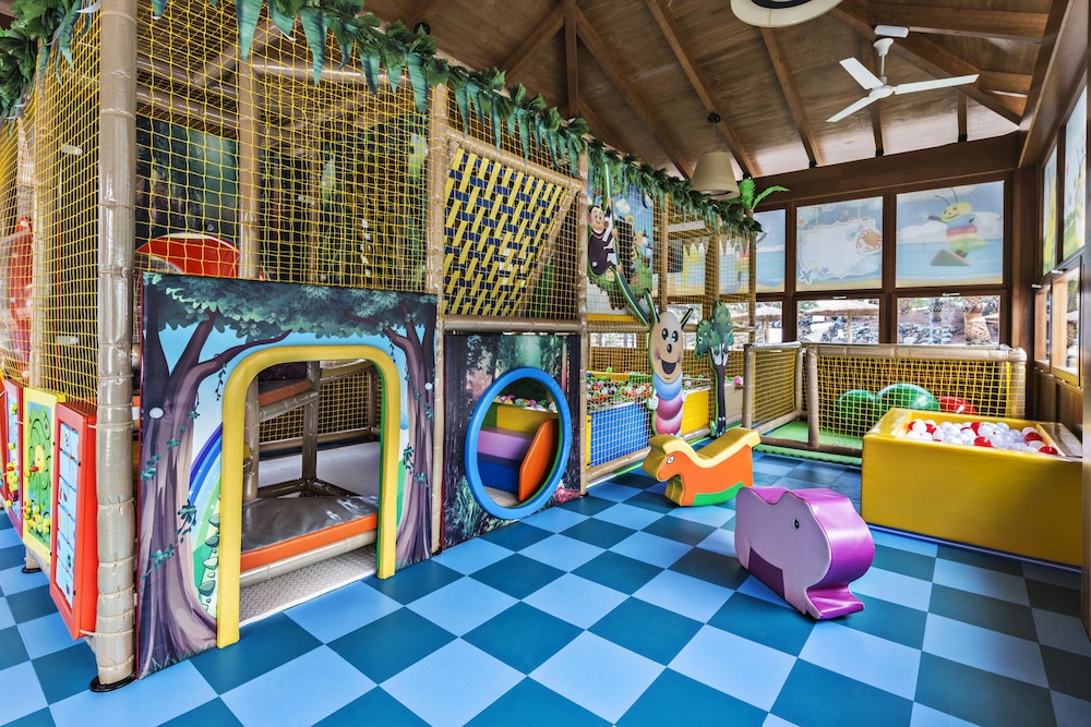 Elba Lanzarote Royal Village Resort — Attractions for children in Playa Blanca, Canary Islands