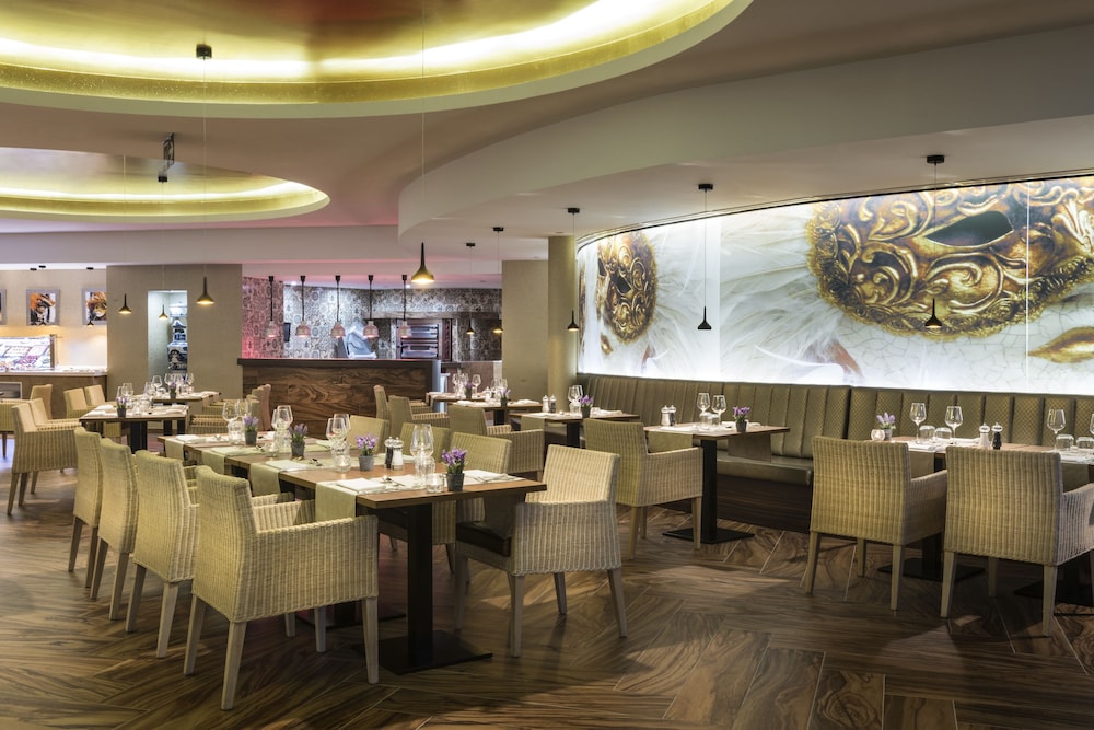 Elba Lanzarote Royal Village Resort — Restaurant & bars in Playa Blanca, Canary Islands
