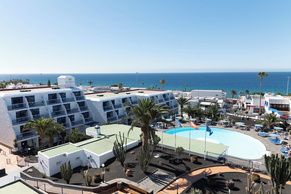 Ereza Apartamentos Los Hibiscos - Adults Only — Hotel building in Puerto del Carmen, Canary Islands