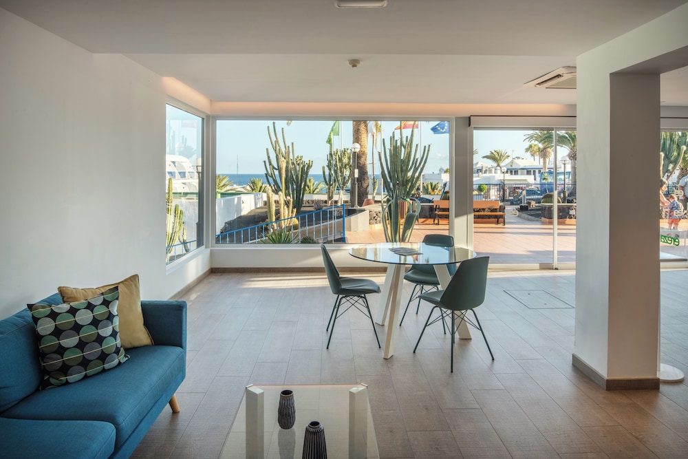 Ereza Apartamentos Los Hibiscos - Adults Only — Hotel rooms in Puerto del Carmen, Canary Islands