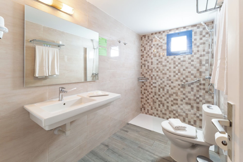 Ereza Apartamentos Los Hibiscos - Adults Only — Hotel rooms in Puerto del Carmen, Canary Islands