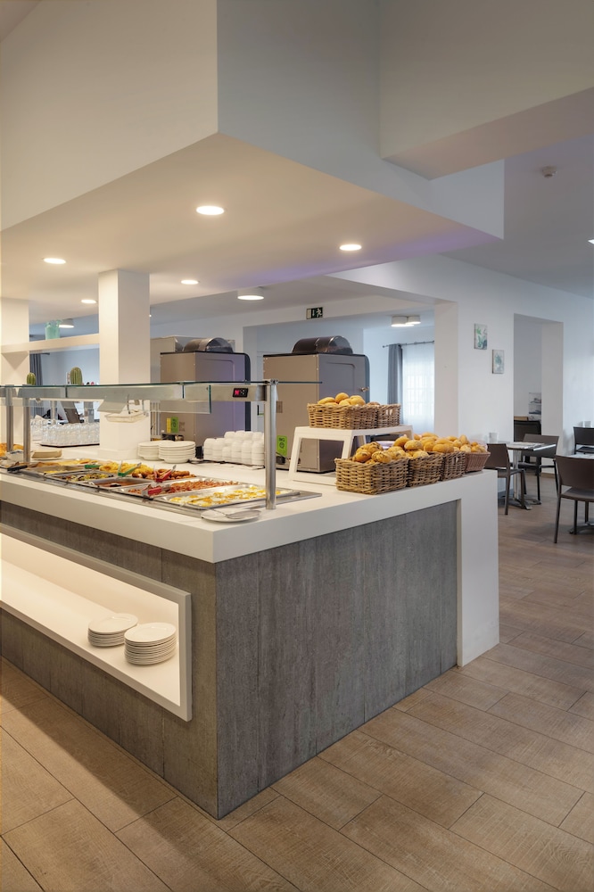 Ereza Apartamentos Los Hibiscos - Adults Only — Restaurant & bars in Puerto del Carmen, Canary Islands