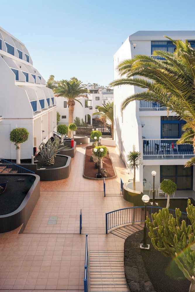 Ereza Apartamentos Los Hibiscos - Adults Only — Hotel building in Puerto del Carmen, Canary Islands