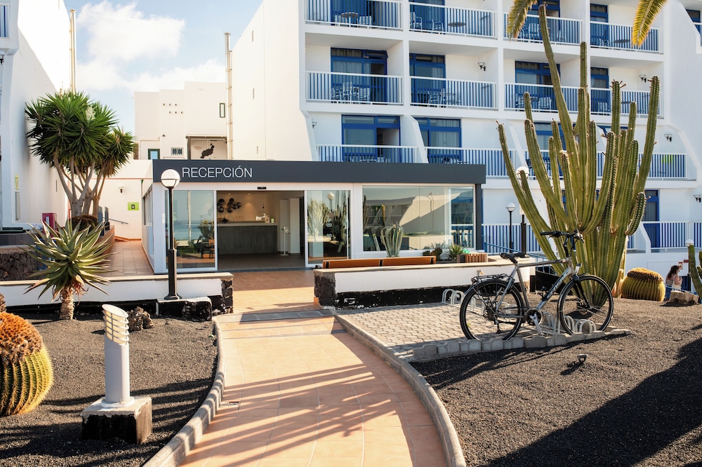 Ereza Apartamentos Los Hibiscos - Adults Only — Hotel building in Puerto del Carmen, Canary Islands