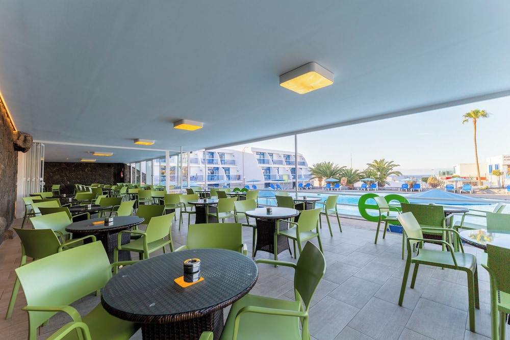 Ereza Apartamentos Los Hibiscos - Adults Only — Restaurant & bars in Puerto del Carmen, Canary Islands
