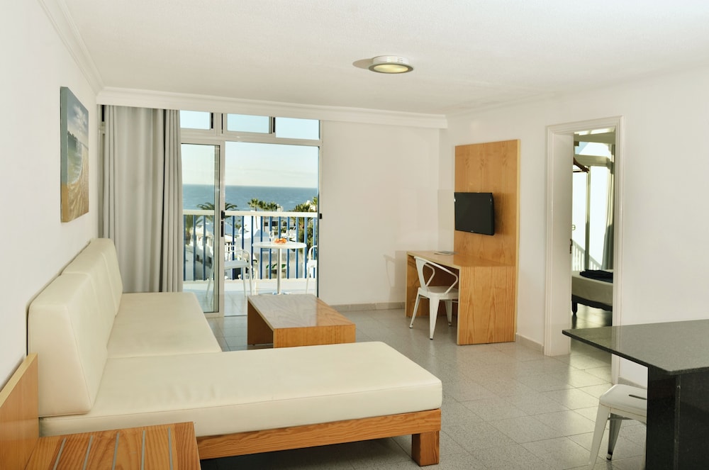 Ereza Apartamentos Los Hibiscos - Adults Only — Hotel rooms in Puerto del Carmen, Canary Islands