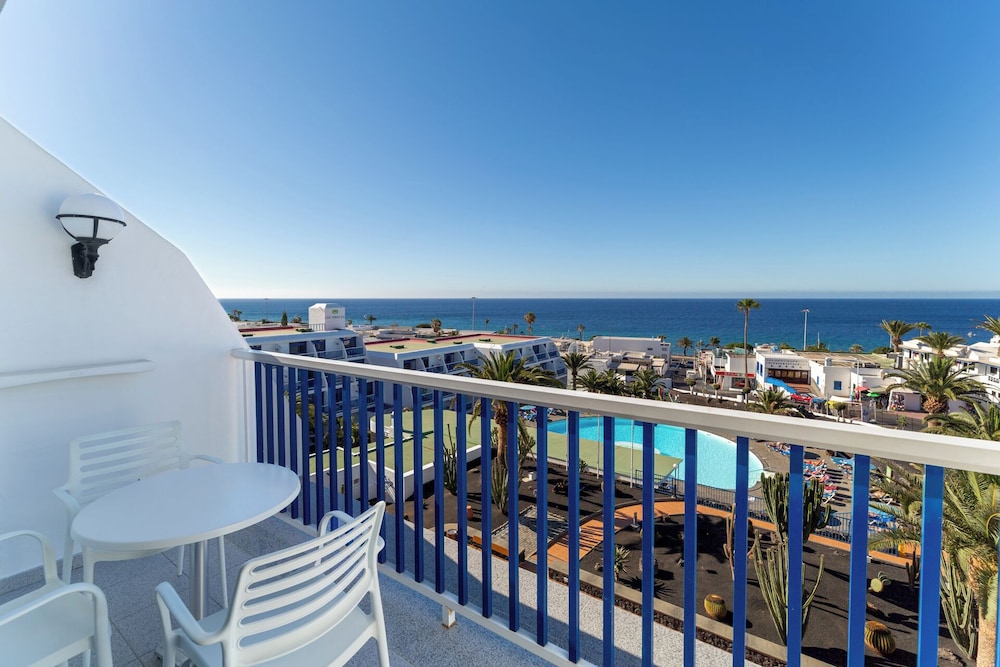 Ereza Apartamentos Los Hibiscos - Adults Only — Hotel rooms in Puerto del Carmen, Canary Islands
