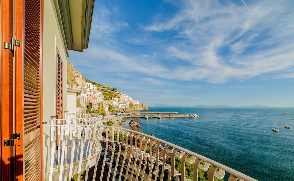 Hotel La Bussola — Hotel rooms in Amalfi, Campania
