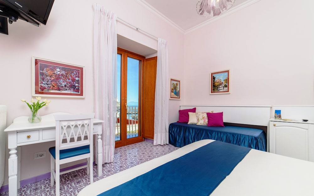 Hotel La Bussola — Hotel rooms in Amalfi, Campania