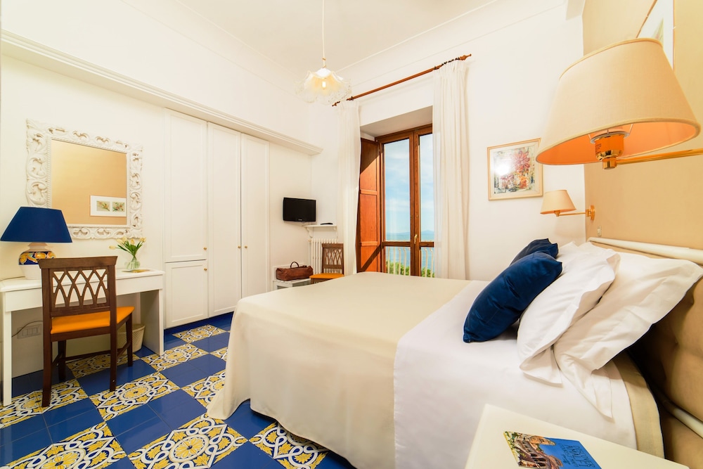 Hotel La Bussola — Hotel rooms in Amalfi, Campania