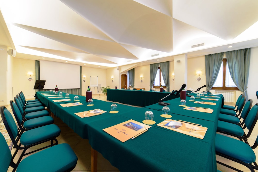 Hotel La Bussola — Hotel building in Amalfi, Campania