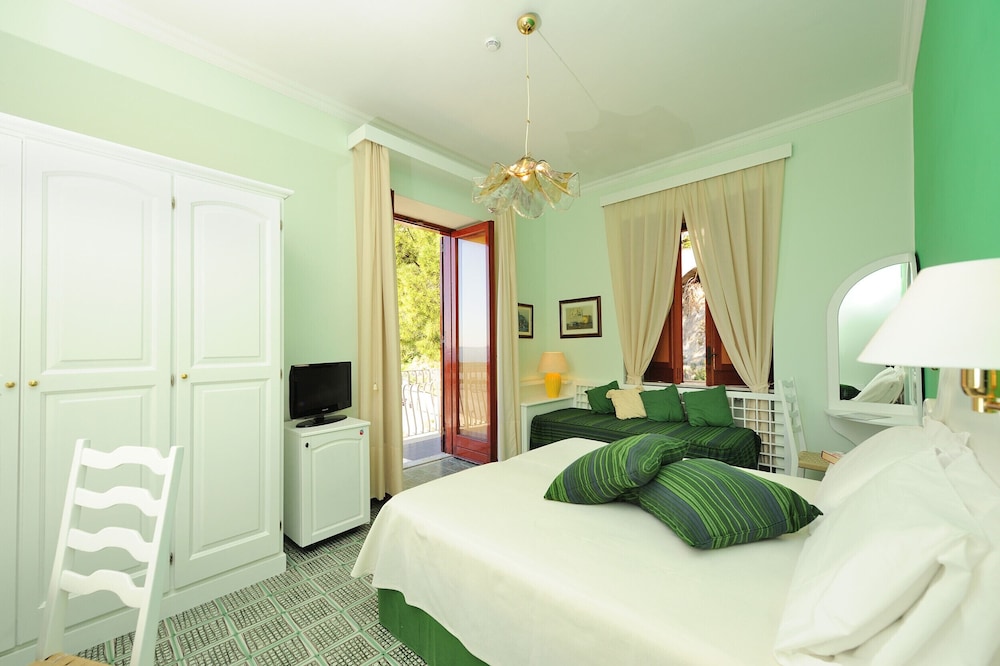 Hotel La Bussola — Hotel rooms in Amalfi, Campania
