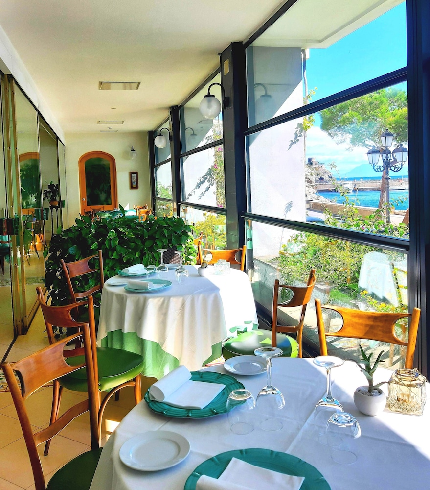 Hotel La Bussola — Restaurant & bars in Amalfi, Campania