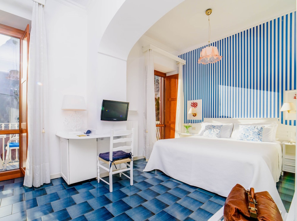 Hotel La Bussola — Hotel rooms in Amalfi, Campania