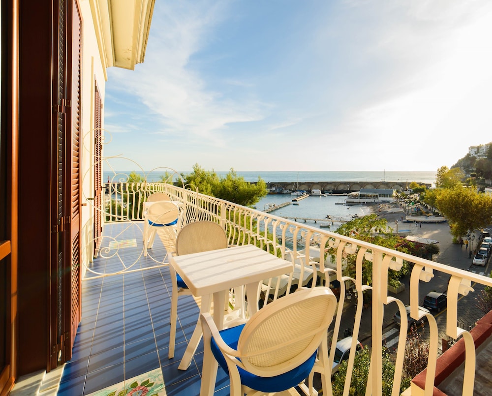 Hotel La Bussola — Hotel rooms in Amalfi, Campania