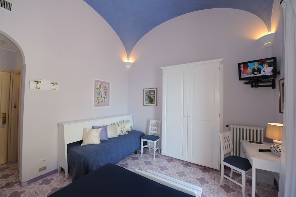 Hotel La Bussola — Hotel rooms in Amalfi, Campania