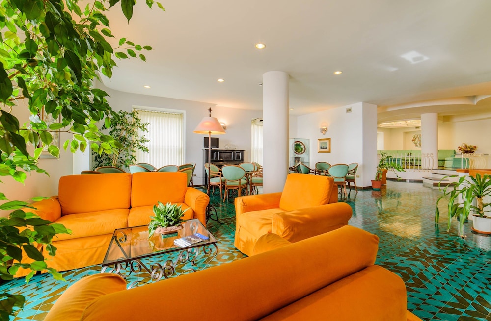Hotel La Bussola — Hotel building in Amalfi, Campania