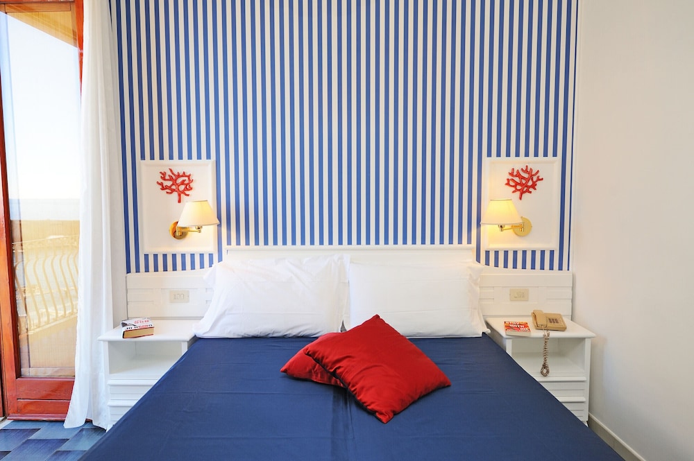 Hotel La Bussola — Hotel rooms in Amalfi, Campania