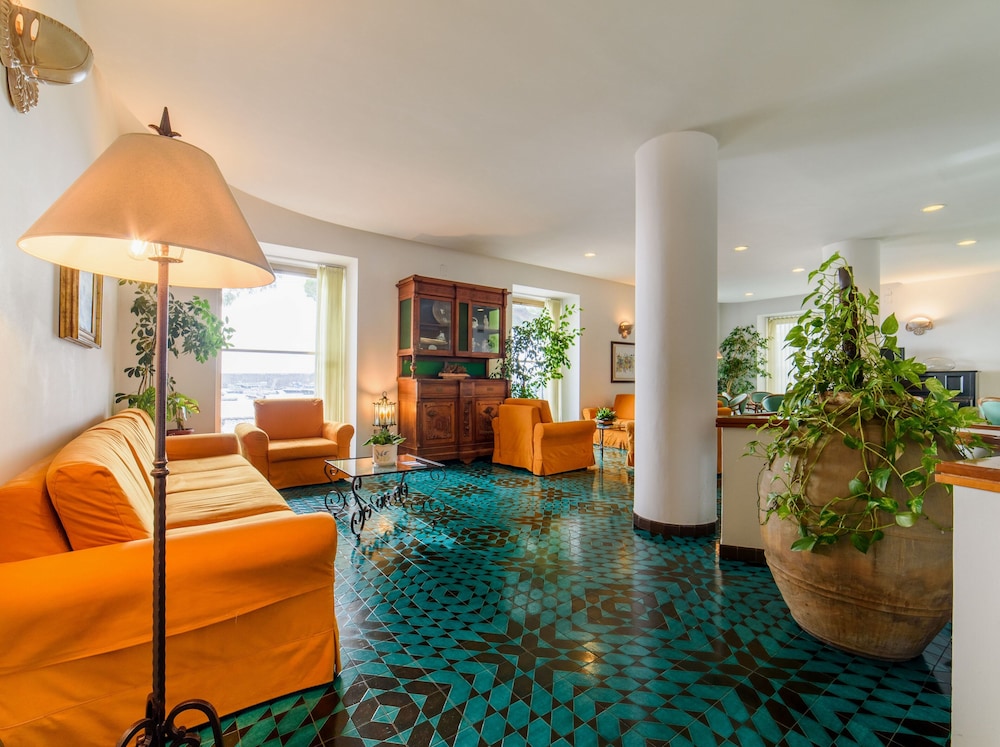 Hotel La Bussola — Hotel building in Amalfi, Campania