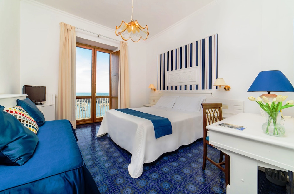 Hotel La Bussola — Hotel rooms in Amalfi, Campania