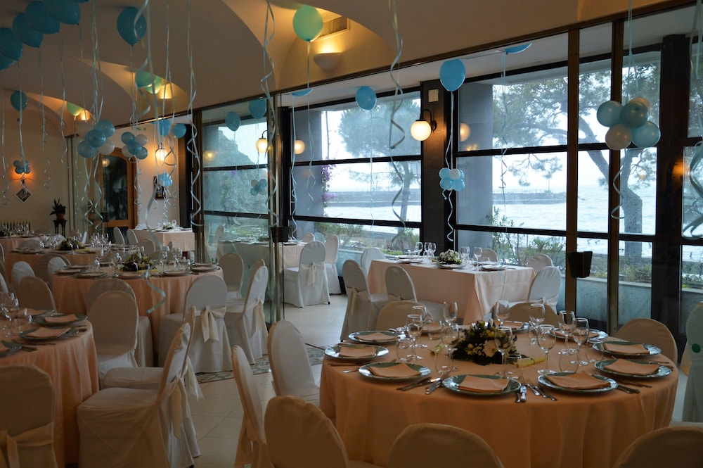 Hotel La Bussola — Hotel building in Amalfi, Campania