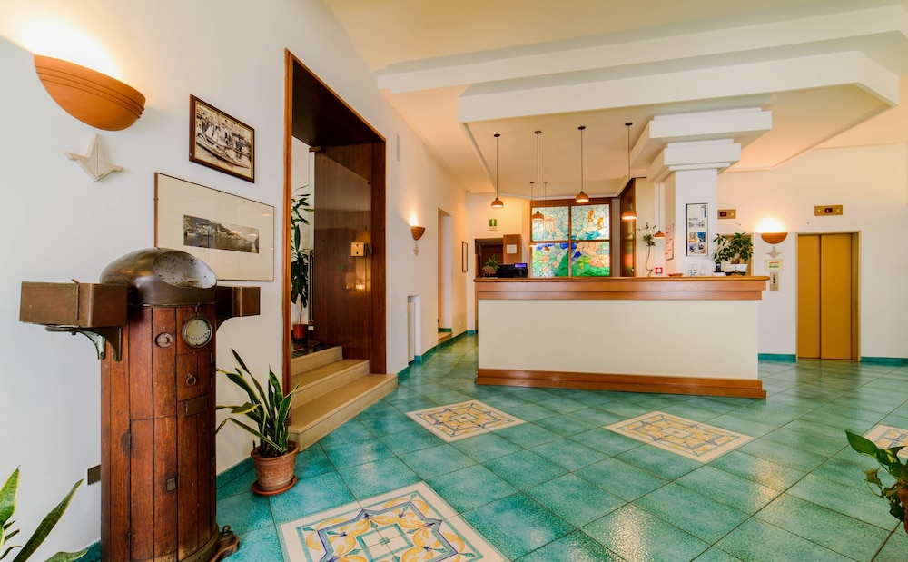 Hotel La Bussola — Hotel building in Amalfi, Campania