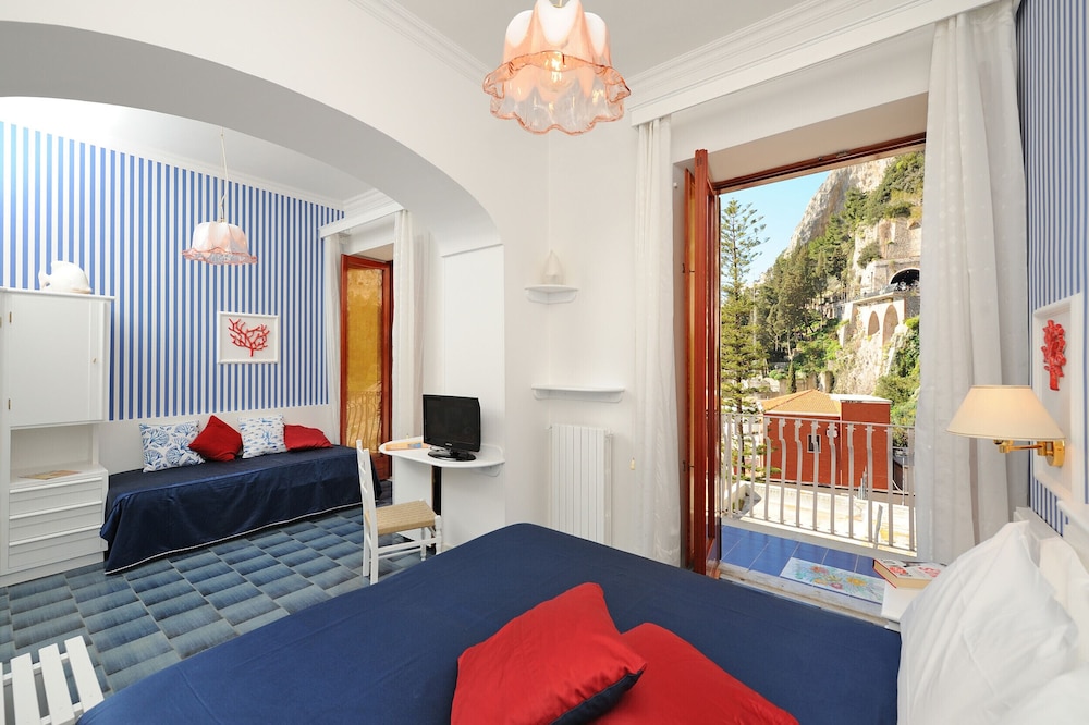 Hotel La Bussola — Hotel rooms in Amalfi, Campania