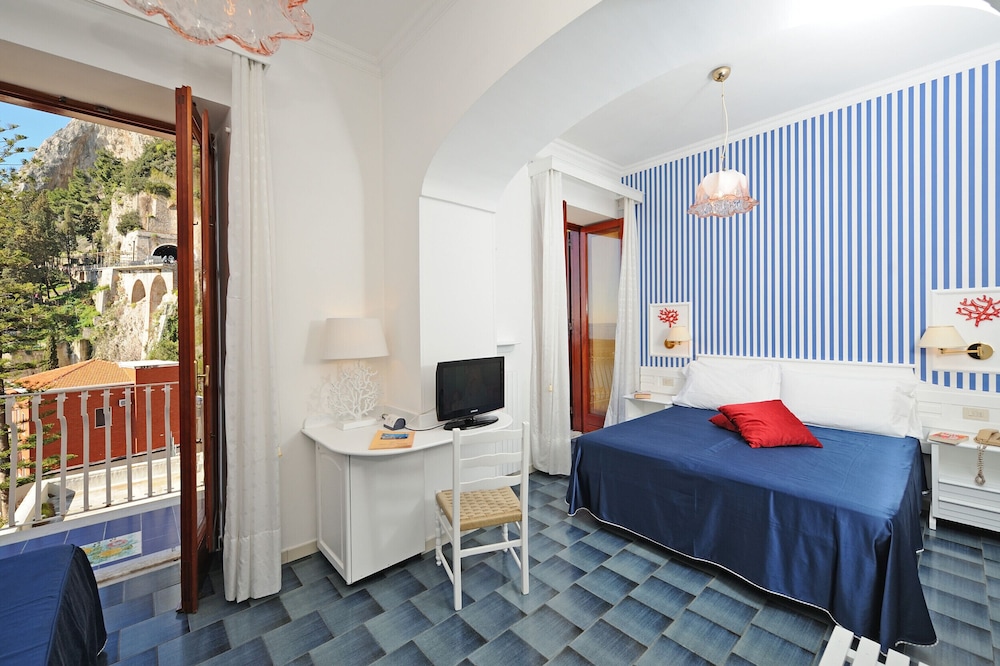 Hotel La Bussola — Hotel rooms in Amalfi, Campania