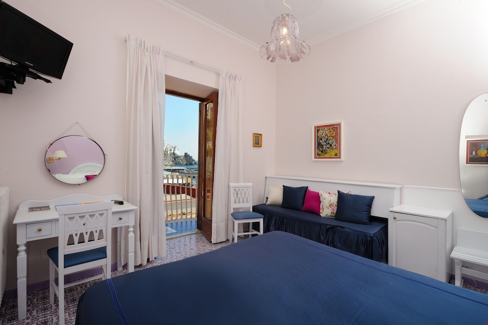 Hotel La Bussola — Hotel rooms in Amalfi, Campania