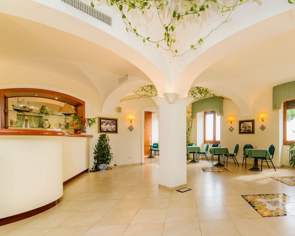 Hotel La Bussola — Restaurant & bars in Amalfi, Campania