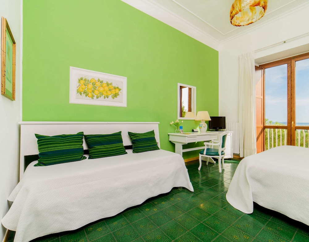 Hotel La Bussola — Hotel rooms in Amalfi, Campania
