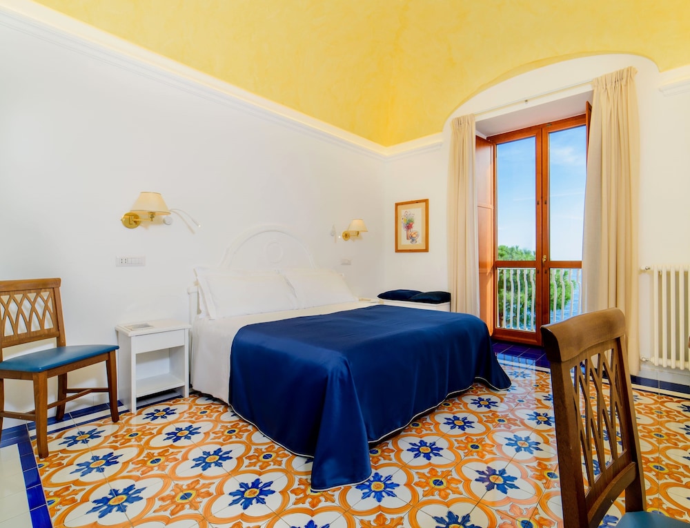 Hotel La Bussola — Hotel rooms in Amalfi, Campania