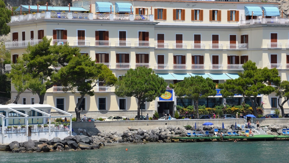 Hotel La Bussola — Hotel building in Amalfi, Campania