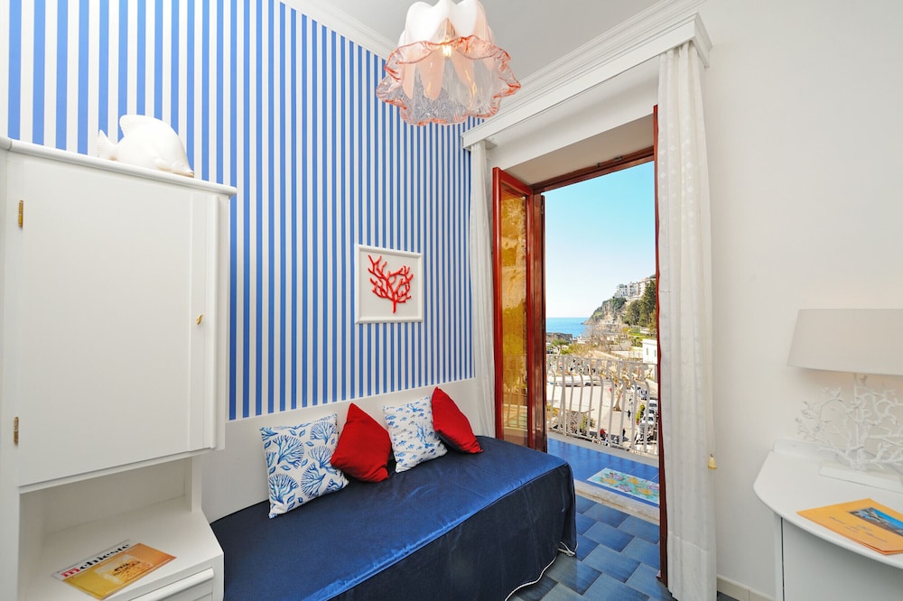 Hotel La Bussola — Hotel rooms in Amalfi, Campania