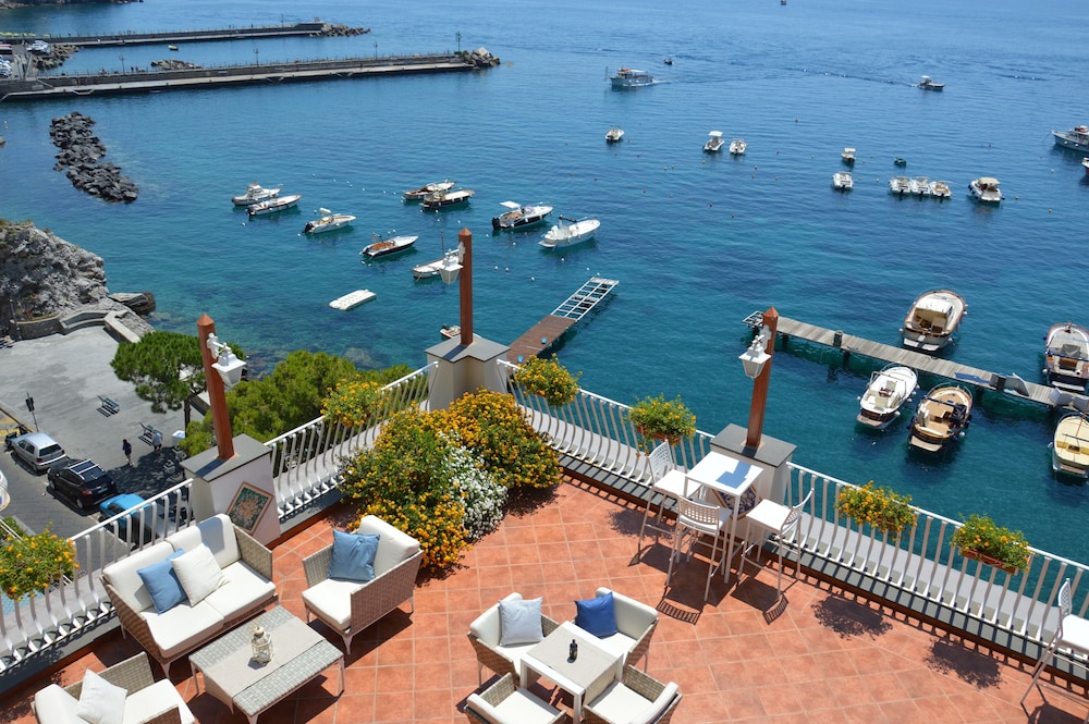 Hotel La Bussola — Restaurant & bars in Amalfi, Campania