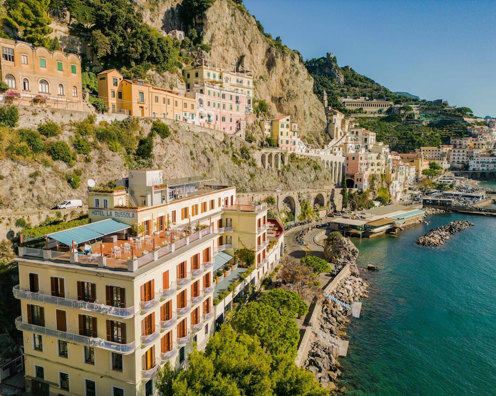 Hotel La Bussola — Hotel building in Amalfi, Campania